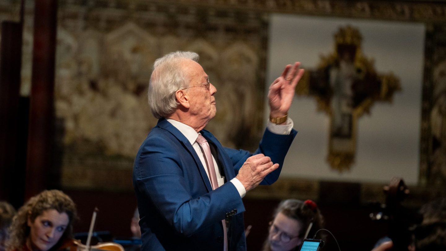 Howard Shelly conducting an orchestra.